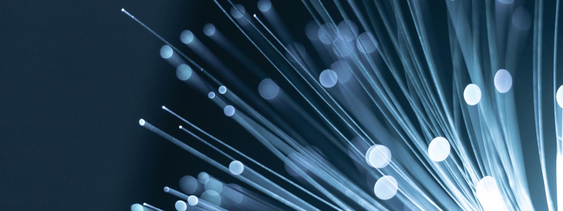 primer plano fibra optica azul scaled e1692909533934